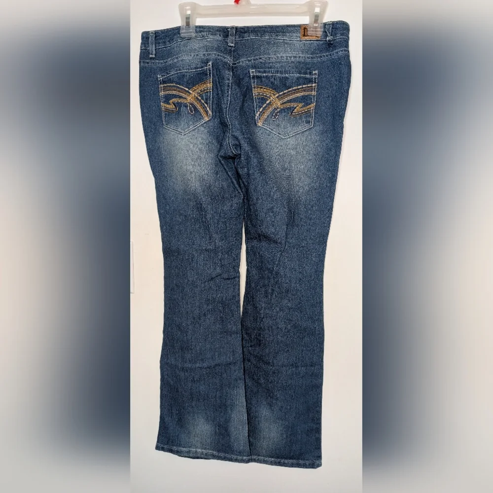 l.e.i Distressed Bootcut Jeans - Picture 3 of 12